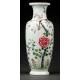 Elegante Jarrón Chino de Porcelana, Decorado a Mano con Motivos Florales. Marca de Qianlong