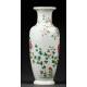 Elegante Jarrón Chino de Porcelana, Decorado a Mano con Motivos Florales. Marca de Qianlong