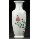 Elegante Jarrón Chino de Porcelana, Decorado a Mano con Motivos Florales. Marca de Qianlong