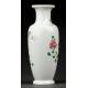 Elegante Jarrón Chino de Porcelana, Decorado a Mano con Motivos Florales. Marca de Qianlong