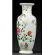 Elegante Jarrón Chino de Porcelana, Decorado a Mano con Motivos Florales. Marca de Qianlong