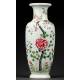 Elegante Jarrón Chino de Porcelana, Decorado a Mano con Motivos Florales. Marca de Qianlong