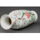 Elegante Jarrón Chino de Porcelana, Decorado a Mano con Motivos Florales. Marca de Qianlong