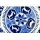 Delicado Plato Chino de Porcelana Azul y Blanca, Pintado a Mano. Con Marca de Kangxi