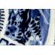 Delicado Plato Chino de Porcelana Azul y Blanca, Pintado a Mano. Con Marca de Kangxi
