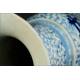 Elegante Jarrón Chino de Porcelana Blanca y Azul, Decorado a Mano. Marca de Chenghua