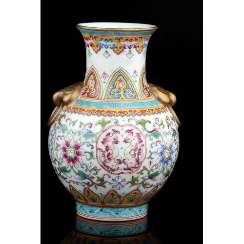 Jarrón Chino de Porcelana Decorada con Relieves y Pintada a Mano. Siglo XVIII. Marca de Qianlong