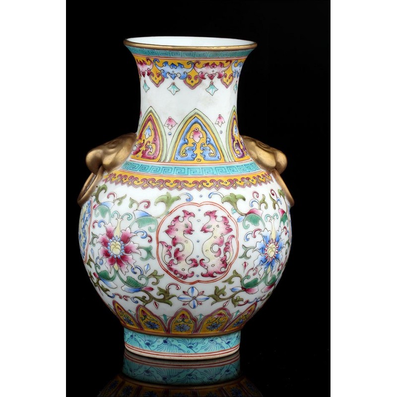 Jarrón Chino Porcelana con Relieves y Pintada a Mano. XVIII. Marca Qianlong