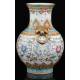 Jarrón Chino de Porcelana Decorada con Relieves y Pintada a Mano. Siglo XVIII. Marca de Qianlong