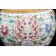 Jarrón Chino de Porcelana Decorada con Relieves y Pintada a Mano. Siglo XVIII. Marca de Qianlong