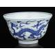 Cuenco Chino de Porcelana Blanca y Azul Decorado con Dragones. Siglo XVIII. Marca de Qianlong