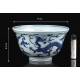 Cuenco Chino de Porcelana Blanca y Azul Decorado con Dragones. Siglo XVIII. Marca de Qianlong