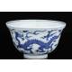 Cuenco Chino de Porcelana Blanca y Azul Decorado con Dragones. Siglo XVIII. Marca de Qianlong