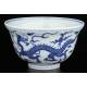 Cuenco Chino de Porcelana Blanca y Azul Decorado con Dragones. Siglo XVIII. Marca de Qianlong