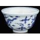 Cuenco Chino de Porcelana Blanca y Azul Decorado con Dragones. Siglo XVIII. Marca de Qianlong