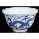 Cuenco Chino de Porcelana Blanca y Azul Decorado con Dragones. Siglo XVIII. Marca de Qianlong