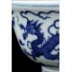 Cuenco Chino de Porcelana Blanca y Azul Decorado con Dragones. Siglo XVIII. Marca de Qianlong