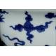 Cuenco Chino de Porcelana Blanca y Azul Decorado con Dragones. Siglo XVIII. Marca de Qianlong