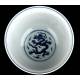 Cuenco Chino de Porcelana Blanca y Azul Decorado con Dragones. Siglo XVIII. Marca de Qianlong