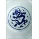 Cuenco Chino de Porcelana Blanca y Azul Decorado con Dragones. Siglo XVIII. Marca de Qianlong