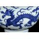 Cuenco Chino de Porcelana Blanca y Azul Decorado con Dragones. Siglo XVIII. Marca de Qianlong