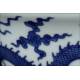 Cuenco Chino de Porcelana Blanca y Azul Decorado con Dragones. Siglo XVIII. Marca de Qianlong