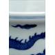 Cuenco Chino de Porcelana Blanca y Azul Decorado con Dragones. Siglo XVIII. Marca de Qianlong