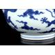 Cuenco Chino de Porcelana Blanca y Azul Decorado con Dragones. Siglo XVIII. Marca de Qianlong