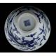 Cuenco Chino de Porcelana Blanca y Azul Decorado con Dragones. Siglo XVIII. Marca de Qianlong