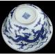 Cuenco Chino de Porcelana Blanca y Azul Decorado con Dragones. Siglo XVIII. Marca de Qianlong