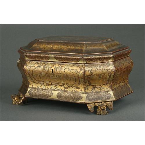 Impresionante Caja China Lacada y Decorada a Mano de 1870. En Buen Estado y Muy Decorativa