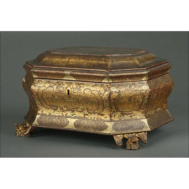 Impresionante Caja China Lacada y Decorada a Mano de 1870. En Buen Estado y Muy Decorativa