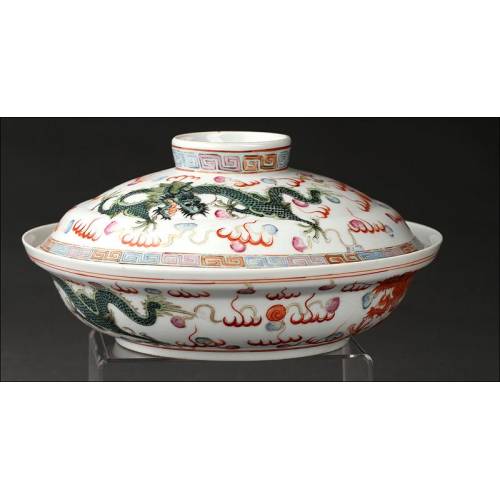 Excepcional Pieza de Porcelana China Pintada a Mano, S. XIX. Sopera con Tapa, Firma en Ambas Piezas
