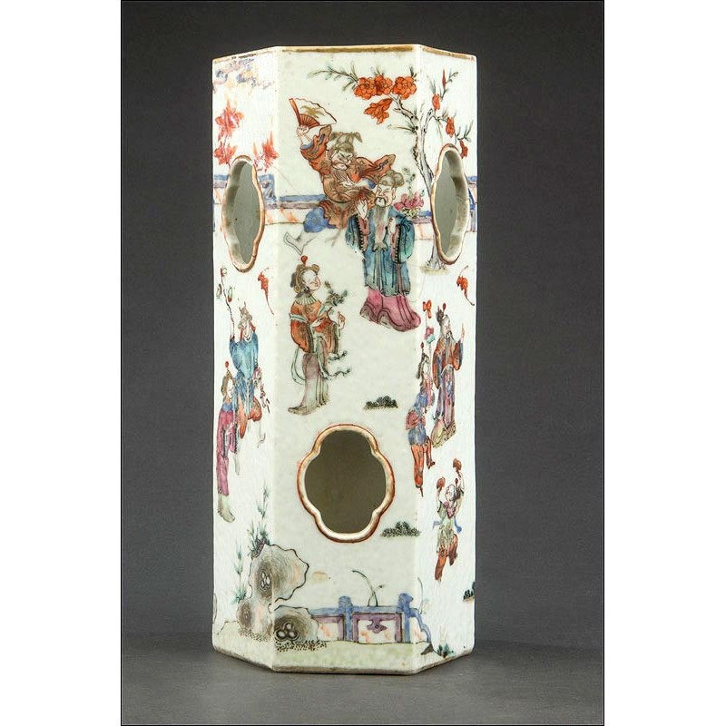 Soporte de Pelucas Chino en Porcelana Pintada a Mano. Siglo XIX, con Sello de la Dinastía Qing
