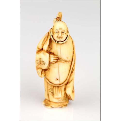 Delicado Netsuke Japonés Realizado Circa 1900. Tallado a Mano sobre Marfil, Representando a un Anciano