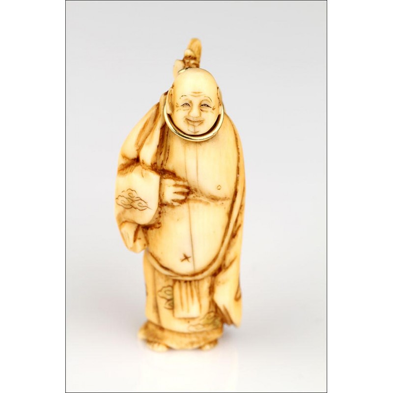 Delicado Netsuke Japonés Realizado Circa 1900. Tallado a Mano sobre Marfil, Representando a un Anciano