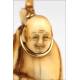 Delicado Netsuke Japonés Realizado Circa 1900. Tallado a Mano sobre Marfil, Representando a un Anciano