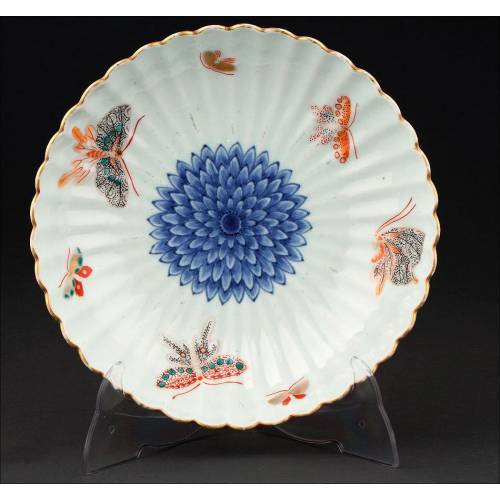 Elegant Chinese Porcelain Bowl with Wan Li Mark and Handmade Decoration.