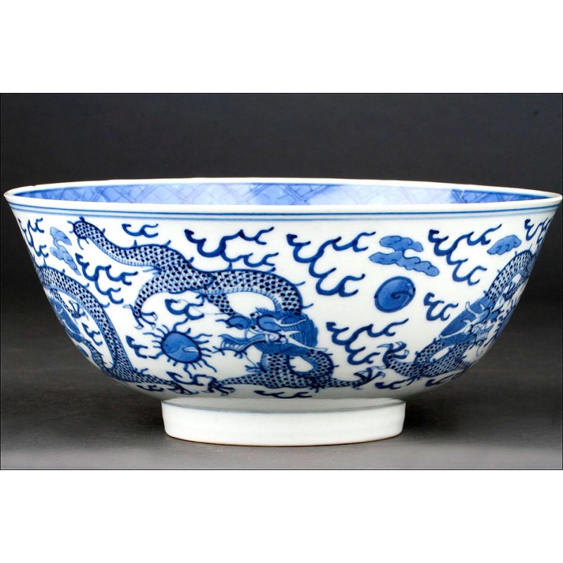 Estilizado Cuenco Chino de Porcelana Blanca y Azul. Decorado a Mano y con Marca de Kangxi