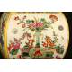 Decorativa Pieza China de Porcelana Pintada a Mano. Con marca de Kangxi. Siglo XX