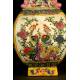 Decorativa Pieza China de Porcelana Pintada a Mano. Con marca de Kangxi. Siglo XX
