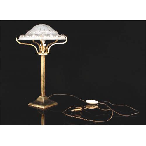 Elegante Lámpara Art Déco en Buen Estado de Conservación. Europa, Años 30-40