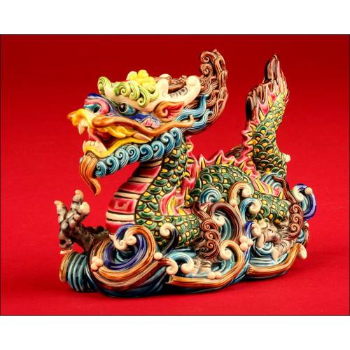 Dragón de Porcelana China en Múltiples Colores. Finales del S. XX. Edición Limitada de Gran Belleza