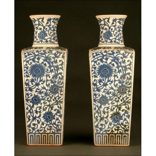 Elegante Pareja de Vasos Chinos en Porcelana Azul y Blanca, Siglo XIX. Sello Imperial de Qianlong