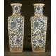 Elegante Pareja de Vasos Chinos en Porcelana Azul y Blanca, Siglo XIX. Sello Imperial de Qianlong