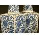 Elegante Pareja de Vasos Chinos en Porcelana Azul y Blanca, Siglo XIX. Sello Imperial de Qianlong