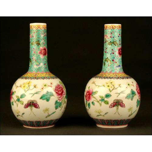 Preciosa Pareja de Porcelana China. Familia Verde. Finales del Siglo XIX. Sello de Qianlong