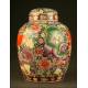 Impresionante Jarrón Chino de Porcelana. Leones Grabados y Pintados a Mano. S. XIX