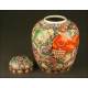 Impresionante Jarrón Chino de Porcelana. Leones Grabados y Pintados a Mano. S. XIX